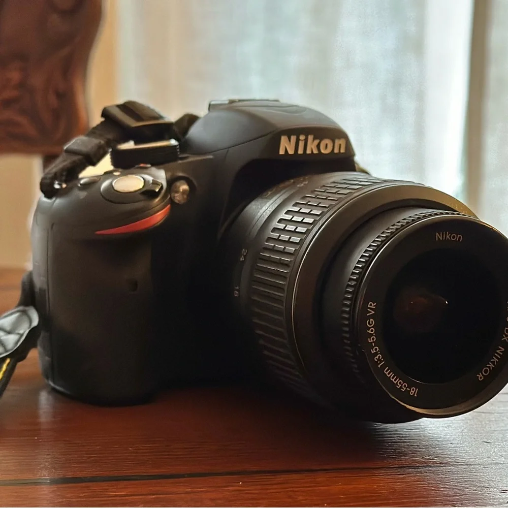 Nikon D3200 (DLSR) 18-55mm Lens - 64 gb SD card/ Portable Camera Stand Included